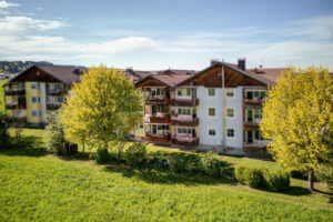 Lochen am See - Kapitalanlage: Vermietete Wohnung mit solider Rendite.
4-Zimmer-Wohnung / Balkon / Keller / Garage / Stellplatz