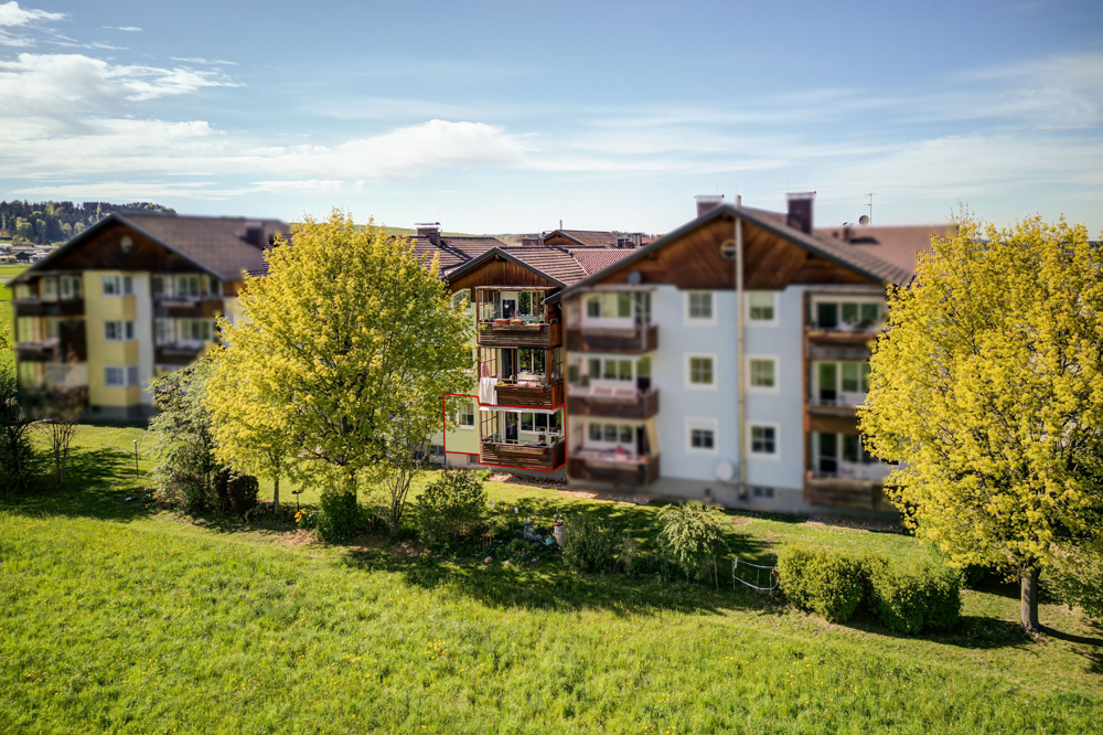 Lochen am See - Kapitalanlage: Vermietete Wohnung mit solider Rendite.
4-Zimmer-Wohnung / Balkon / Keller / Garage / Stellplatz