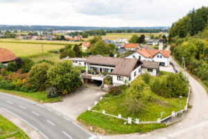 Schalchen - Charmantes Einfamilienhaus mit Potential / Baugrundstück / Garten / Gartenhaus / Garage.