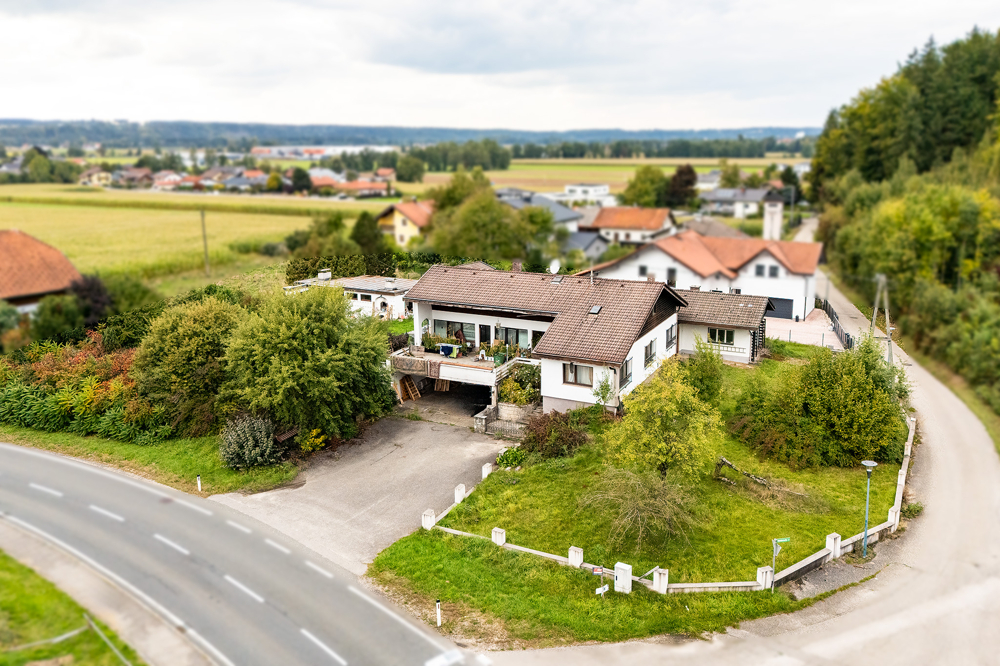Schalchen - Charmantes Einfamilienhaus mit Potential / Baugrundstück / Garten / Gartenhaus / Garage.