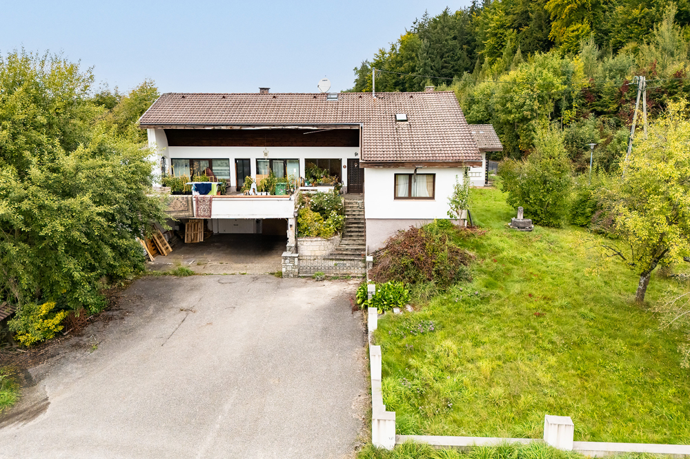 Schalchen - Charmantes Einfamilienhaus mit Potential / Baugrundstück / Garten / Gartenhaus / Garage.