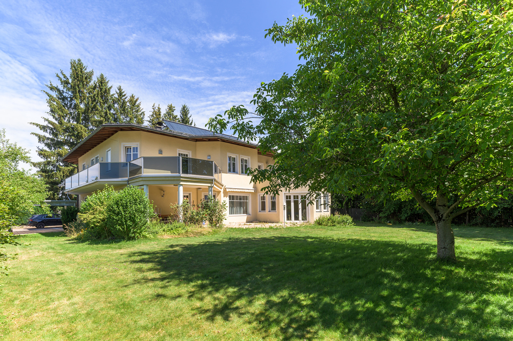 Mattighofen - Stilvolle Architektenvilla mit Hallenbad und schönem Garten!