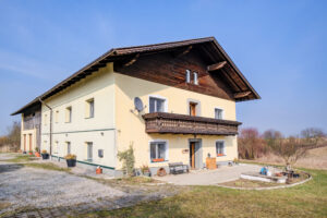 Neukirchen an der Enknach - Landwirtschaft in bester Lage im Innviertel / Haupthaus / Nebengebäude / Pferdeboxen / zahlreiche Bewirtschaftungsflächen / Wald.