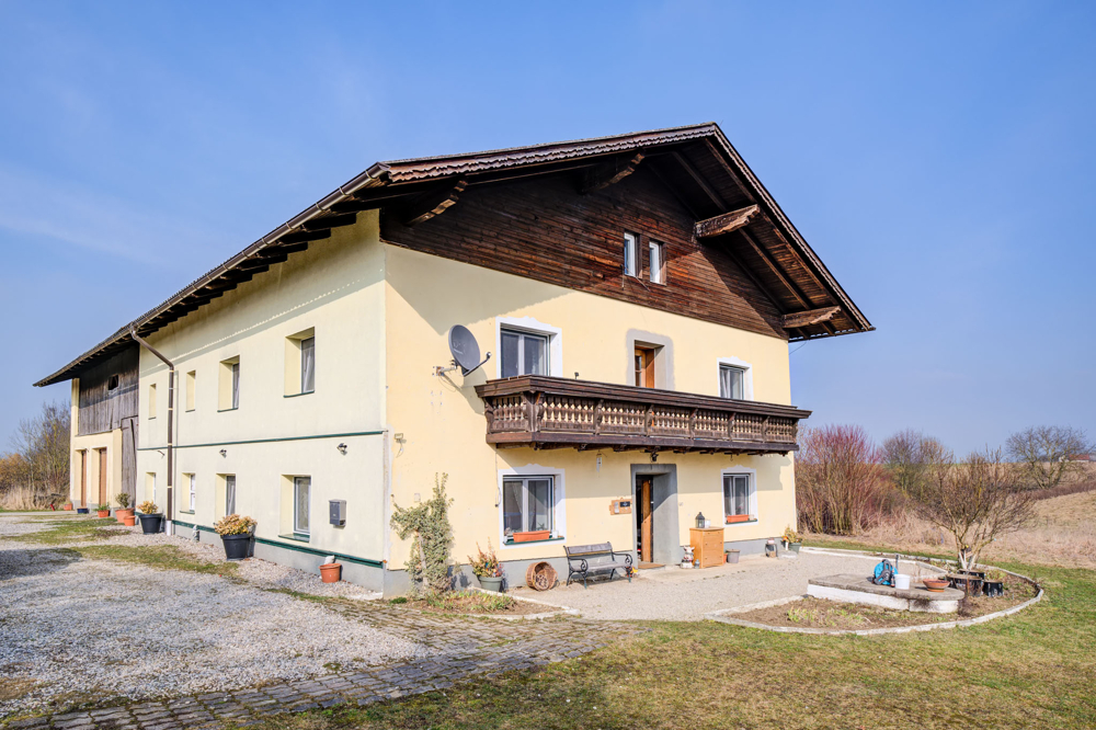 Neukirchen an der Enknach - Landwirtschaft in bester Lage im Innviertel / Haupthaus / Nebengebäude / Pferdeboxen / zahlreiche Bewirtschaftungsflächen / Wald.