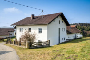 Maria Schmolln - Teilsaniertes ländliches Anwesen mit 2 Wohneinheiten in Traumlage / Garagen / Nebengebäude / Grünland.