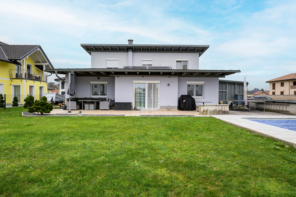 Mattighofen - VERMIETUNG - Möbliertes Einfamilienhaus mit Garage, Carport, Garten und Swimmingpool sucht anständige Mieter.