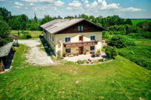 Neukirchen an der Enknach - Landwirtschaft in bester Lage im Innviertel.
Hofstelle / Nebengebäude / Pferdeboxen
zahlreiche Bewirtschaftungsflächen / Wald