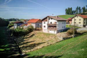 Sankt Johann am Walde - Sanierungsobjekt! Zweifamilienhaus in schöner Lage - Garten - Keller - ausgebauter Dachboden.