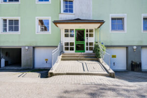 Lochen am See - Kapitalanlage: Vermietete Wohnung mit solider Rendite.
4-Zimmer-Wohnung / Balkon / Keller / Garage / Stellplatz