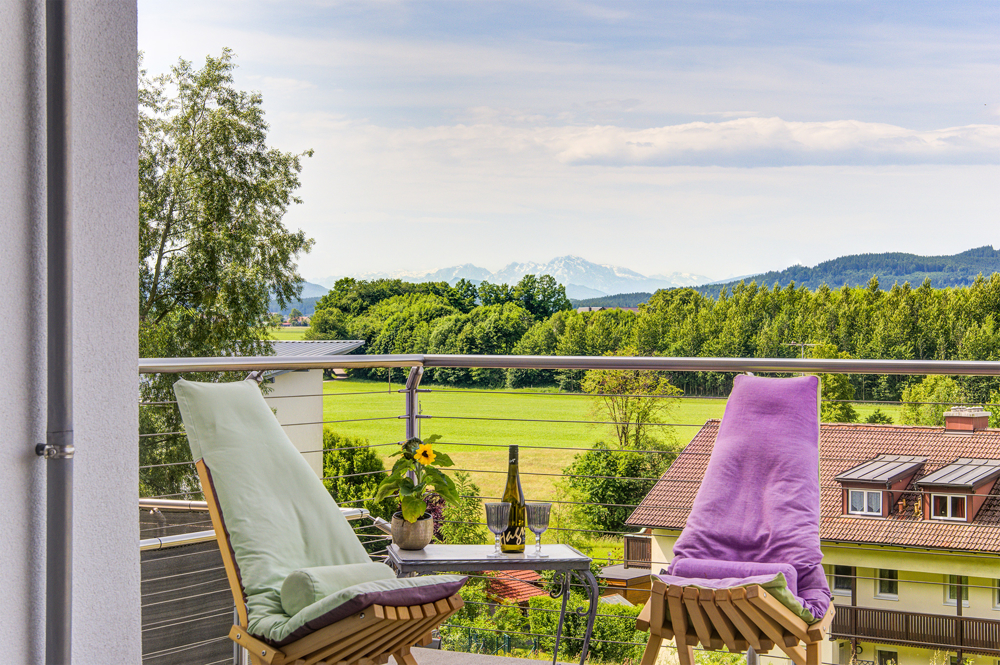 Friedburg - Zauberhafte 2-Zimmer Wohnung mit herrlichem Ausblick - Garten - Carport - Stellplatz.